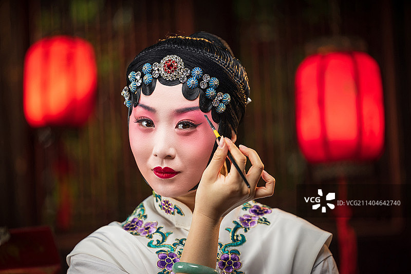 京剧女演员对着镜子化妆图片素材