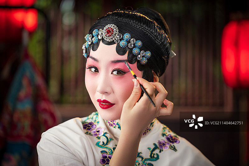 京剧女演员对着镜子化妆图片素材