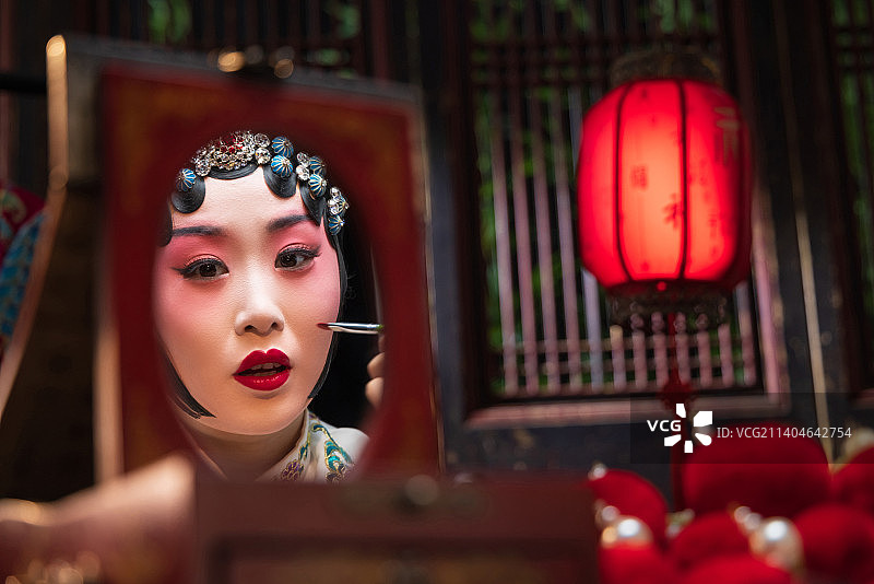 京剧女演员对着镜子化妆图片素材