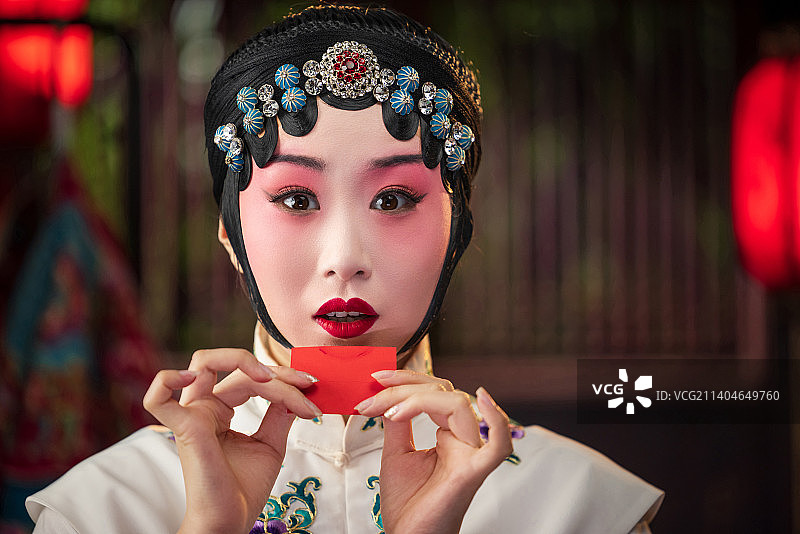 京剧女演员对着镜子化妆图片素材