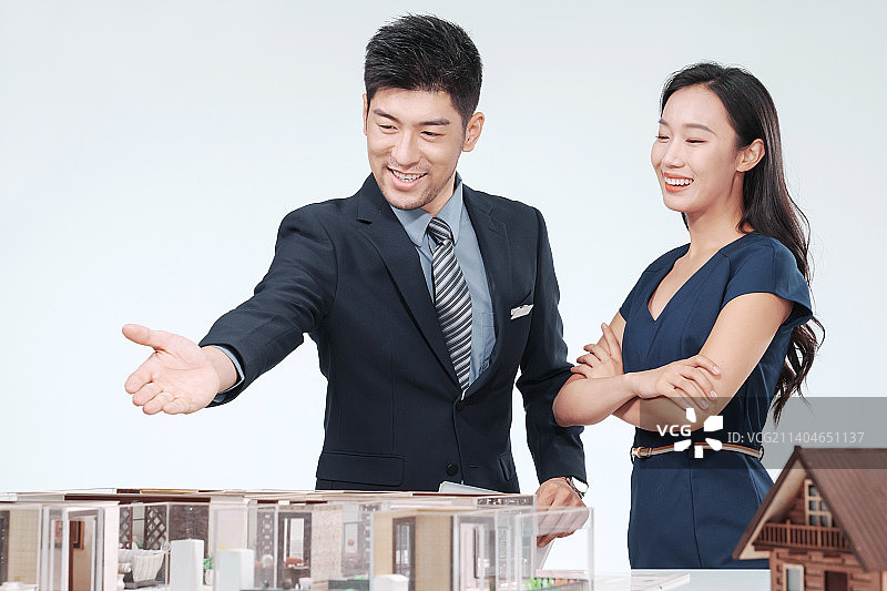 房地产销售代表和顾客图片素材
