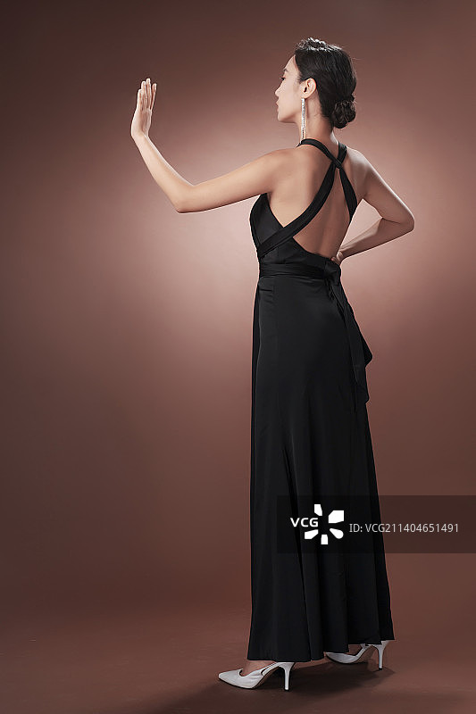 身穿礼服的优雅女性图片素材