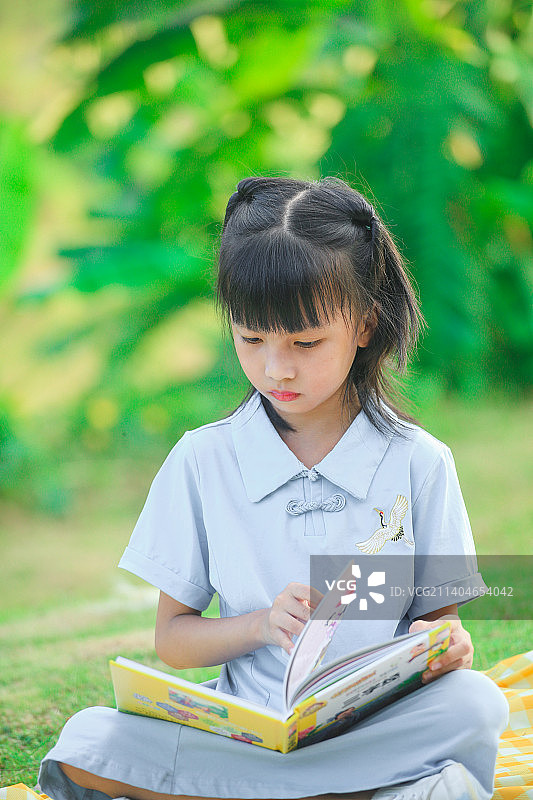 看书的小女孩图片素材