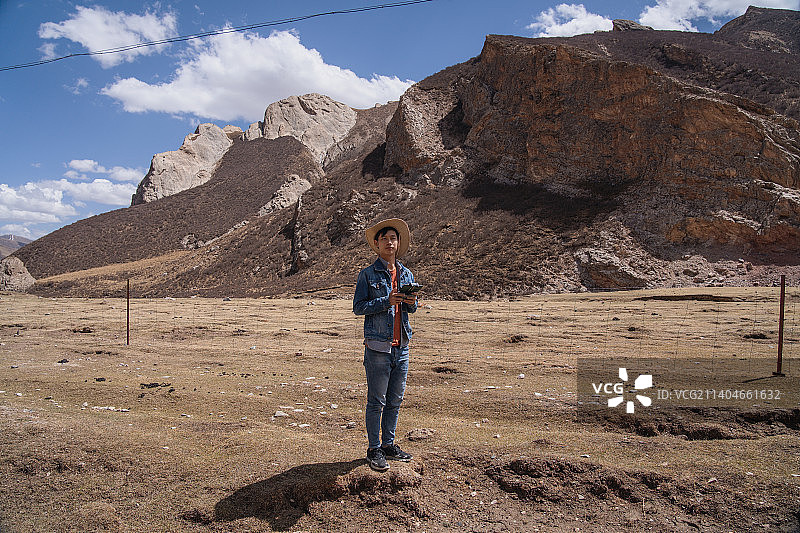 在中国大西北青海省天峻县石林草原旅游的男性游客图片素材