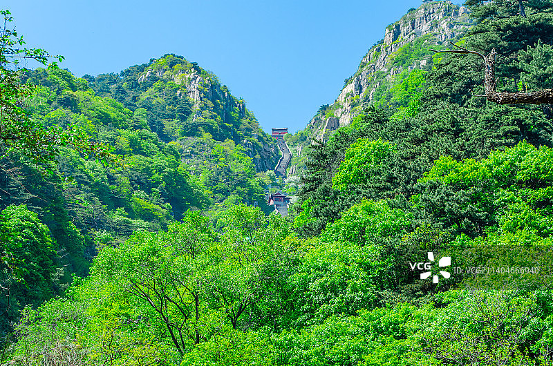 中国非都市风光拍摄主题，山东省泰安市国内著名景点泰山风景区，绿色的山脉和陡峭的十八盘南天门，古老的房图片素材