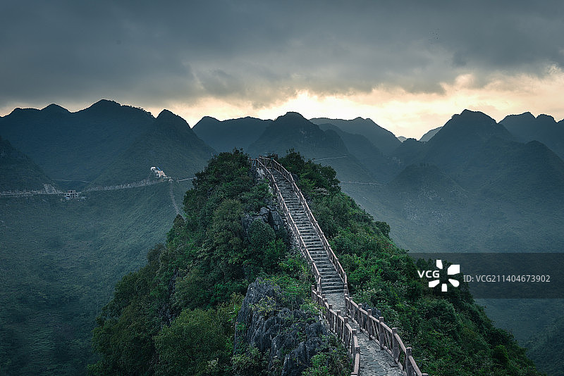 广西七百弄日出前的群山和栈道图片素材