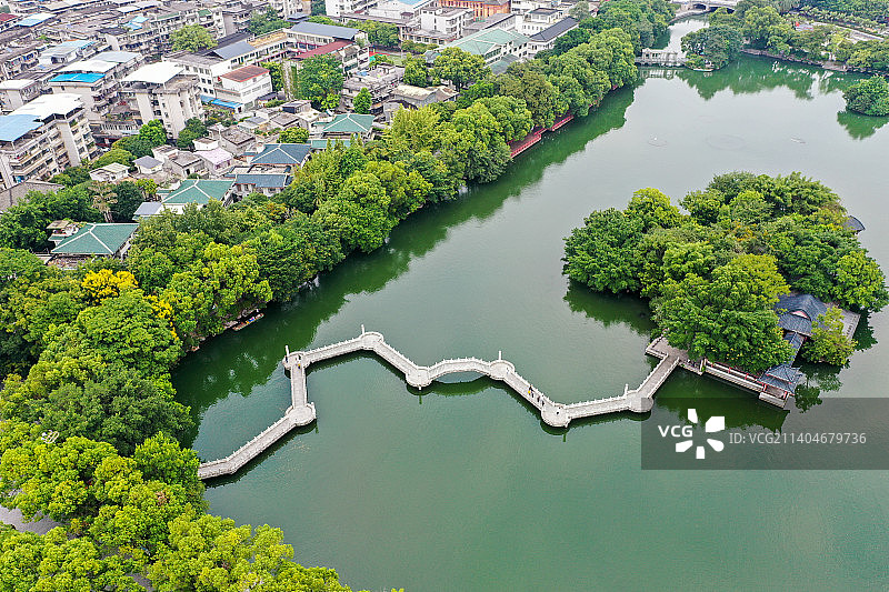 航拍广西最长的汉白玉石桥——榕湖北斗七星桥景观。图片素材