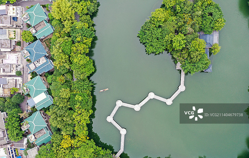 航拍广西最长的汉白玉石桥——榕湖北斗七星桥景观。图片素材