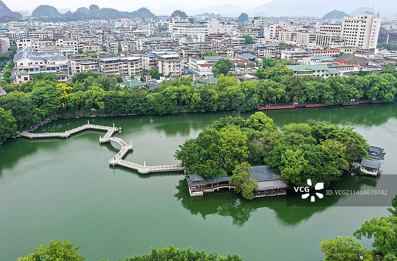 航拍广西最长的汉白玉石桥——榕湖北斗七星桥景观。图片素材