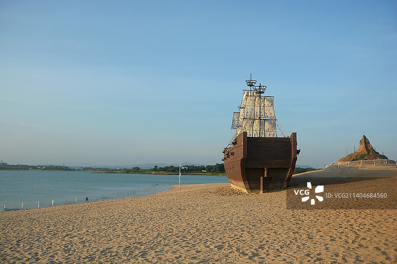沙滩上的海盗船图片素材