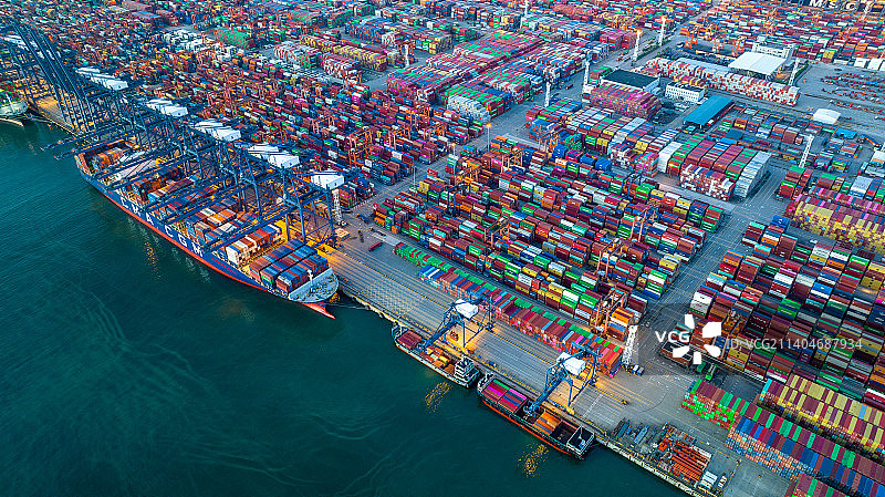 航拍深圳盐田港集装箱货运码头图片素材