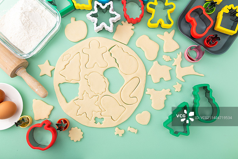 案板上制作圣诞主题造型的饼干生胚图片素材
