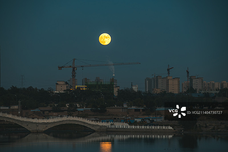 银凤湖满月图片素材