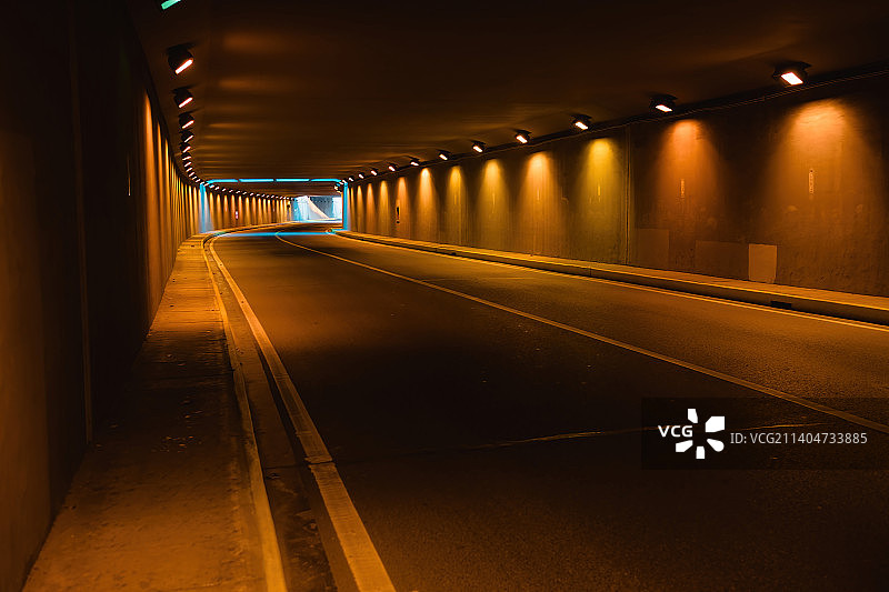 白天照明隧道的空路图片素材