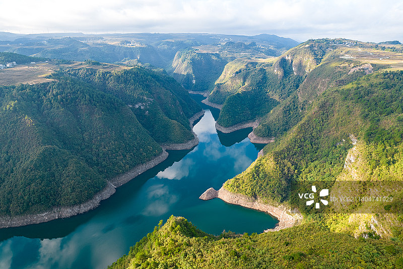 龙里县朵花万亩梯田花海窄冲水库图片素材