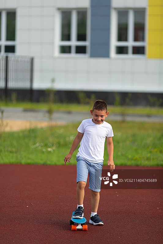 在俄罗斯玩滑板的可爱小男孩图片素材
