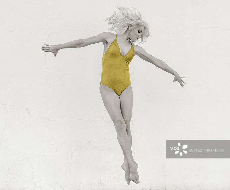 身穿黄色泳衣的女人图片素材