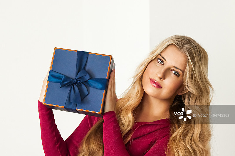 拿着生日、周年纪念、婚礼礼物的快乐女人图片素材
