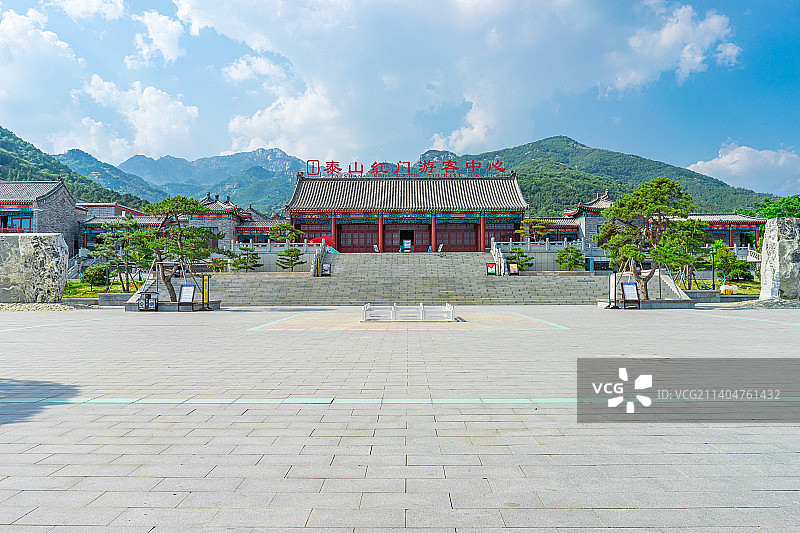中国山东泰安泰山红门游客中心，重复的砖地地面，古代建筑和的绿色植物花坛，户外白昼无人图像摄影图片素材