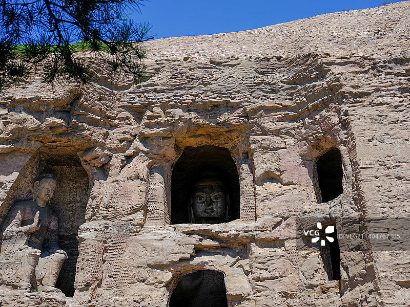 中国山西大同云冈石窟昙曜五窟之第十九窟宝生佛洞释迦坐像图片素材