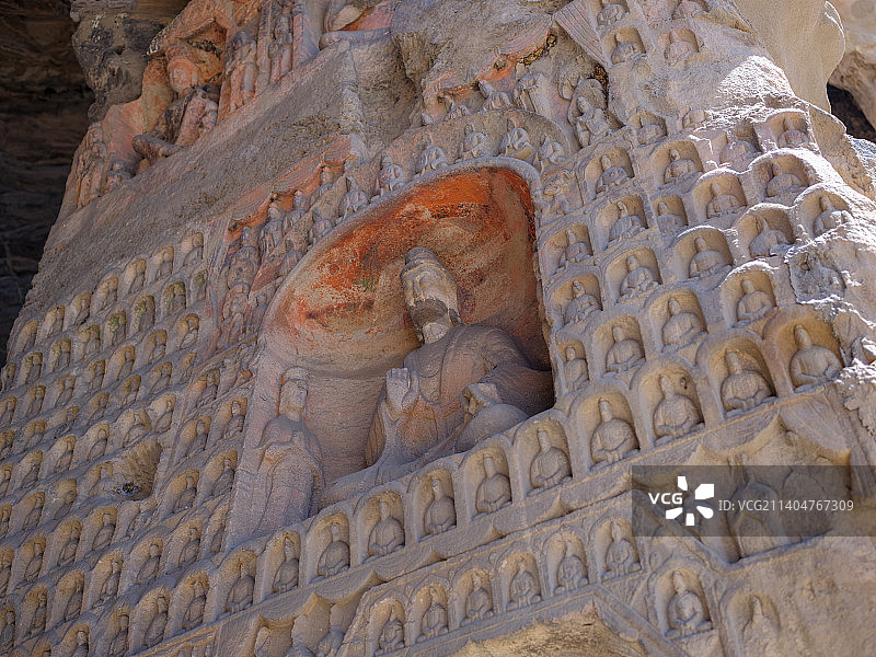 中国山西大同云冈石窟洞室里的佛龛图片素材