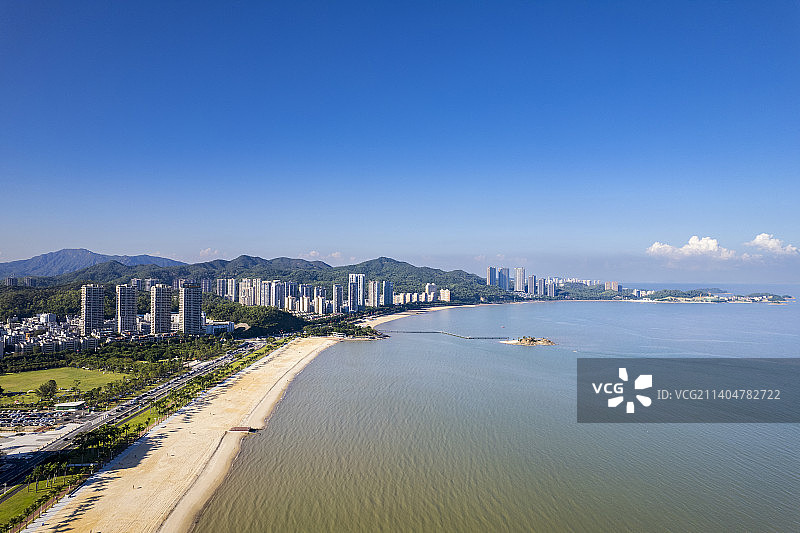 航拍珠海海天公园的沙滩与城市风光图片素材