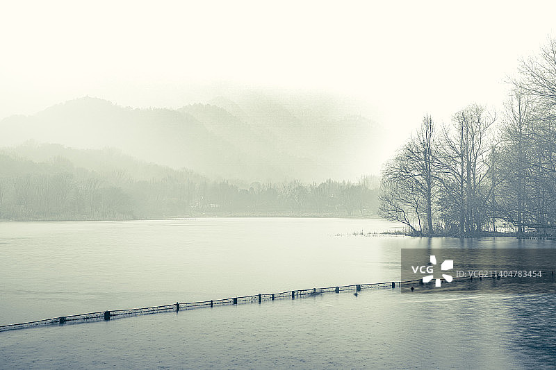 冬季雨天远眺西湖茅家埠的远山图片素材