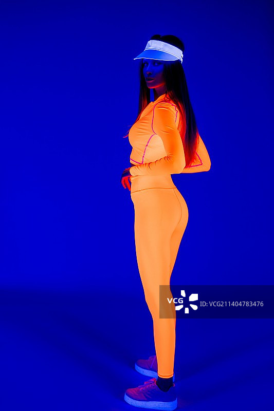 戴着帽子的时尚女人在影棚里图片素材