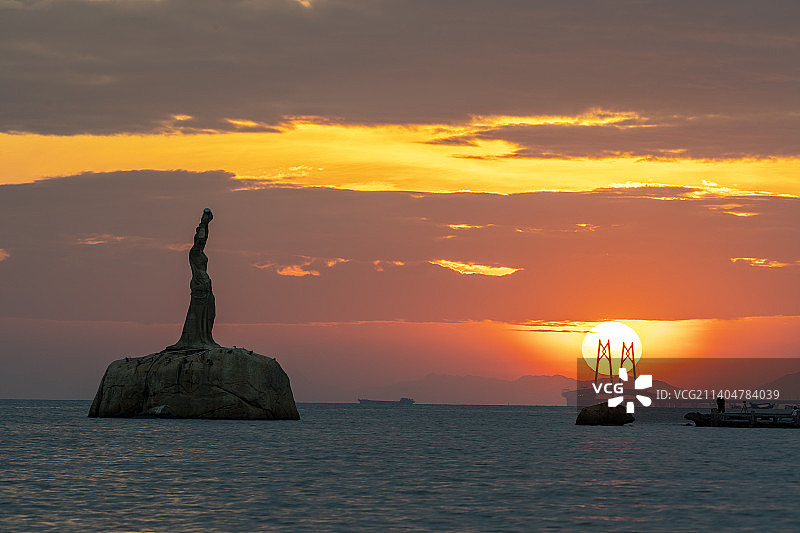 伶仃洋海面上清晨的港珠澳大桥中国结日出景观图片素材