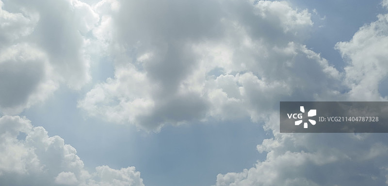 天空中的云的低角度视图图片素材