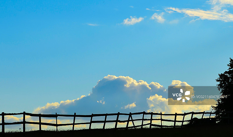 英国Leatherhead蓝天下栅栏剪影低角度视图图片素材