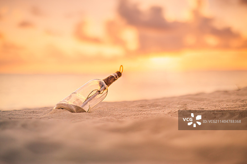 马尔代夫日落时分沙滩上的漂流瓶特写图片素材