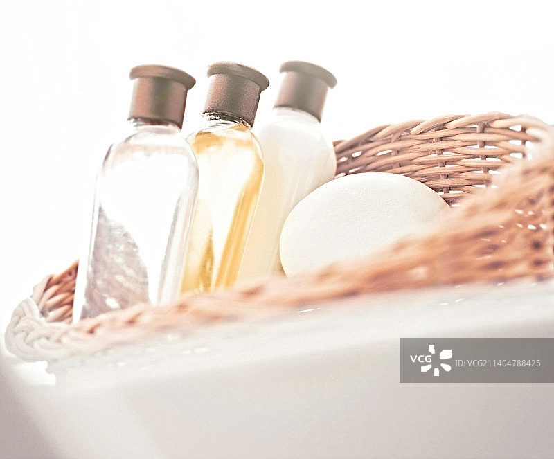 桌子上篮子里的瓶子特写图片素材