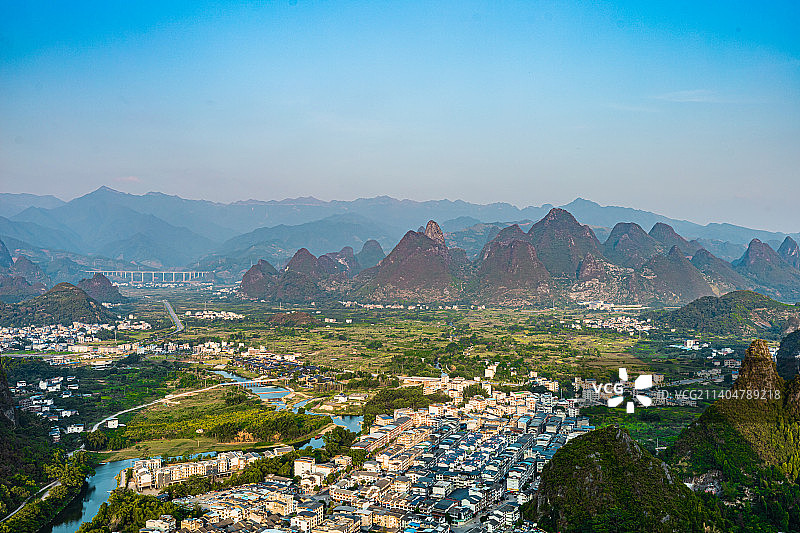 蓝天白云下的广西桂林老寨山图片素材