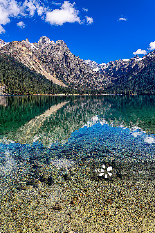 川西措普沟的神山和湖泊图片素材