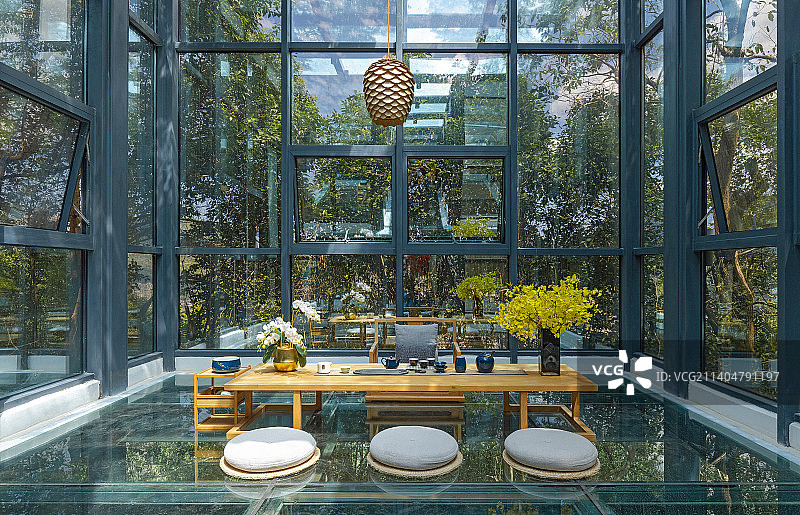 现代阳光房里的茶艺图片素材