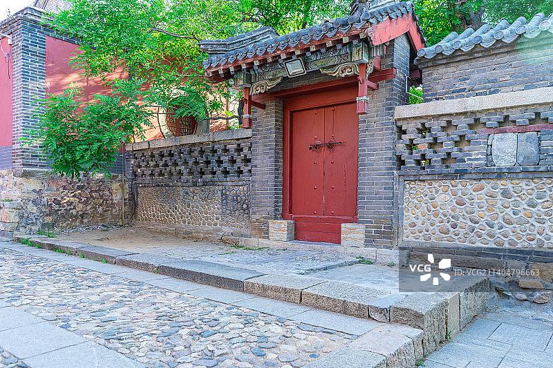 中国非都市风光拍摄主题，山东泰安国内著名景点泰山风景区，红门宫的红色城楼和拱门，户外无人白昼图像摄影图片素材