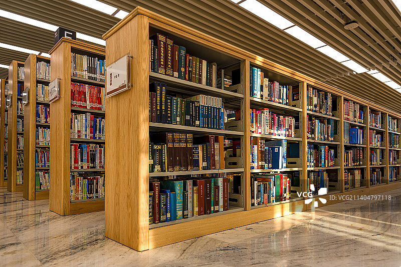 一缕阳光照射北京大学图书馆社会科学阅览室书架图片素材