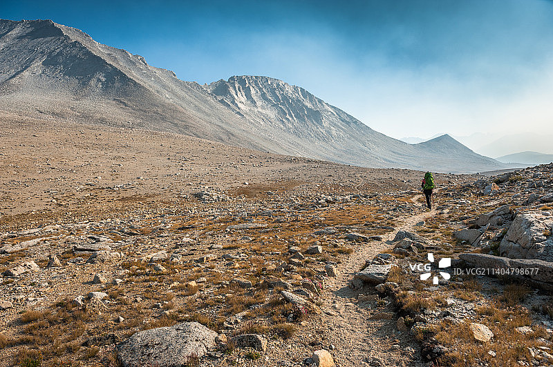 徒步旅行者在山间行走的后视图，图莱里县，加利福尼亚州，美国图片素材