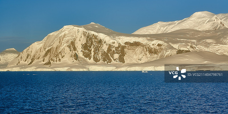 金色晨光下的安维斯岛图片素材