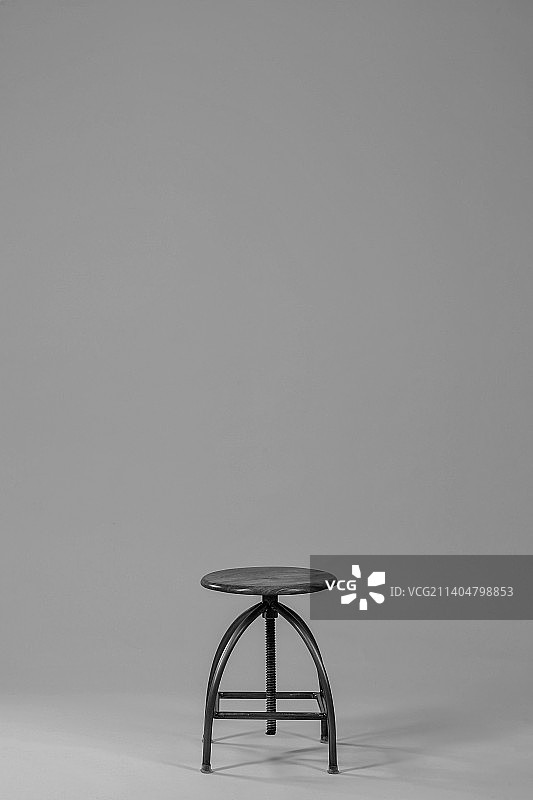 灰色背景上的椅子特写图片素材