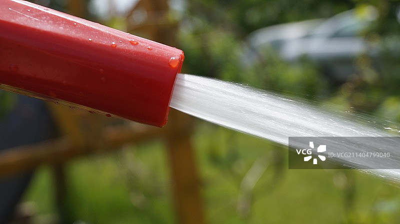 软管向田地喷水特写图片素材