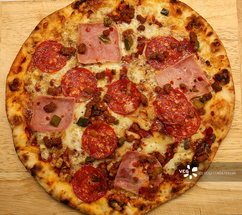 桌子上的披萨特写图片素材