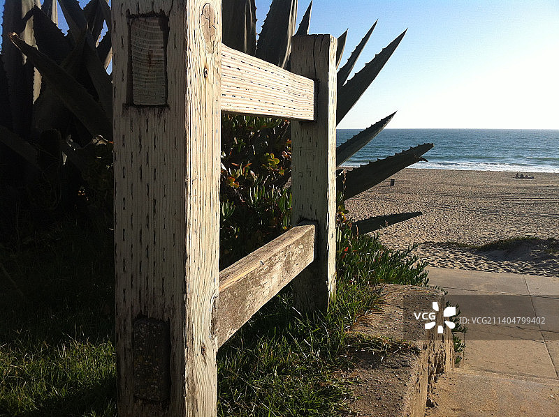 美国斯特兰德的晴朗天空下的海景图片素材