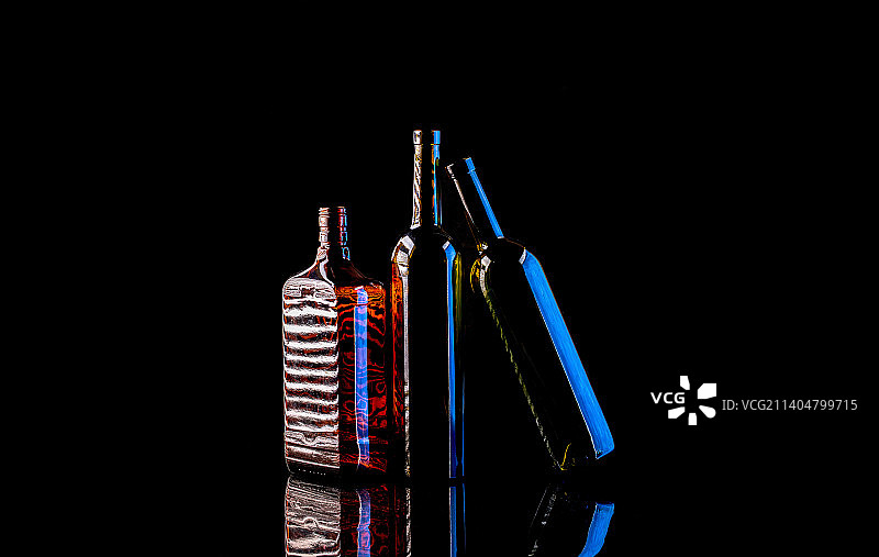 深色背景下的玻璃瓶静物图片素材