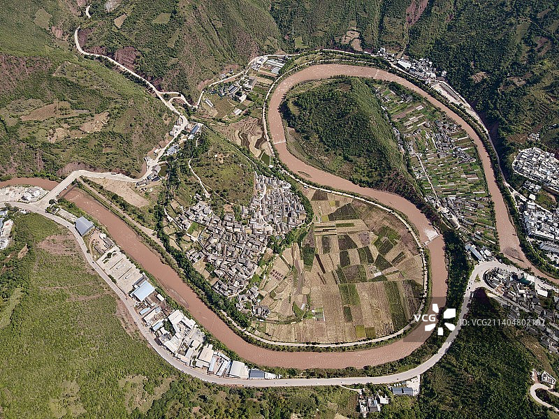 航拍太极蜿蜒河流的地形图片素材