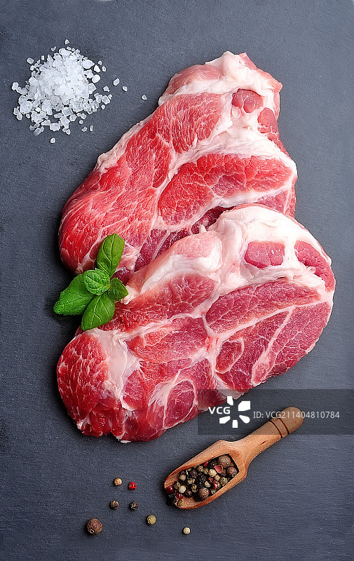 桌上的肉类特写图片素材