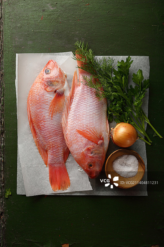 带配料的生红鲷鱼高角度视图图片素材