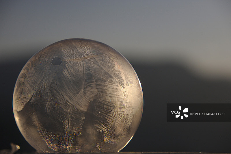 桌子上的水晶球特写图片素材