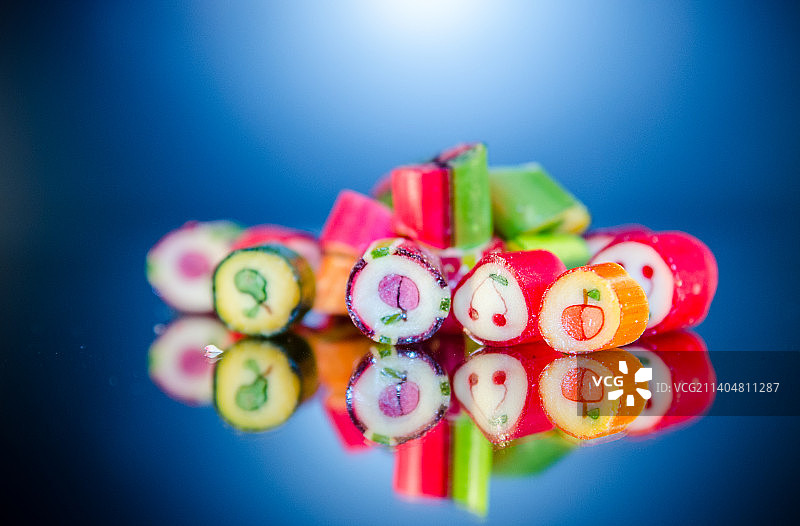 蓝色背景上的彩色铅笔特写图片素材